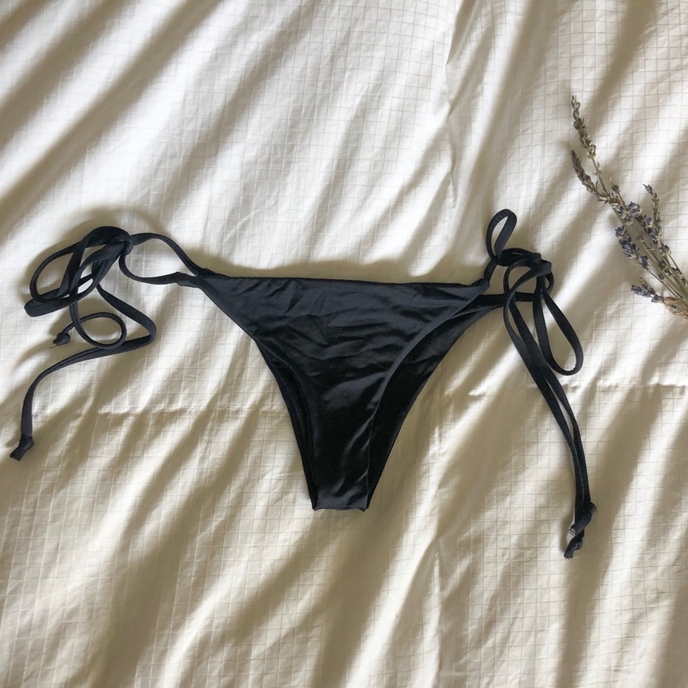 Frankie’s Bikinis Black Bottoms